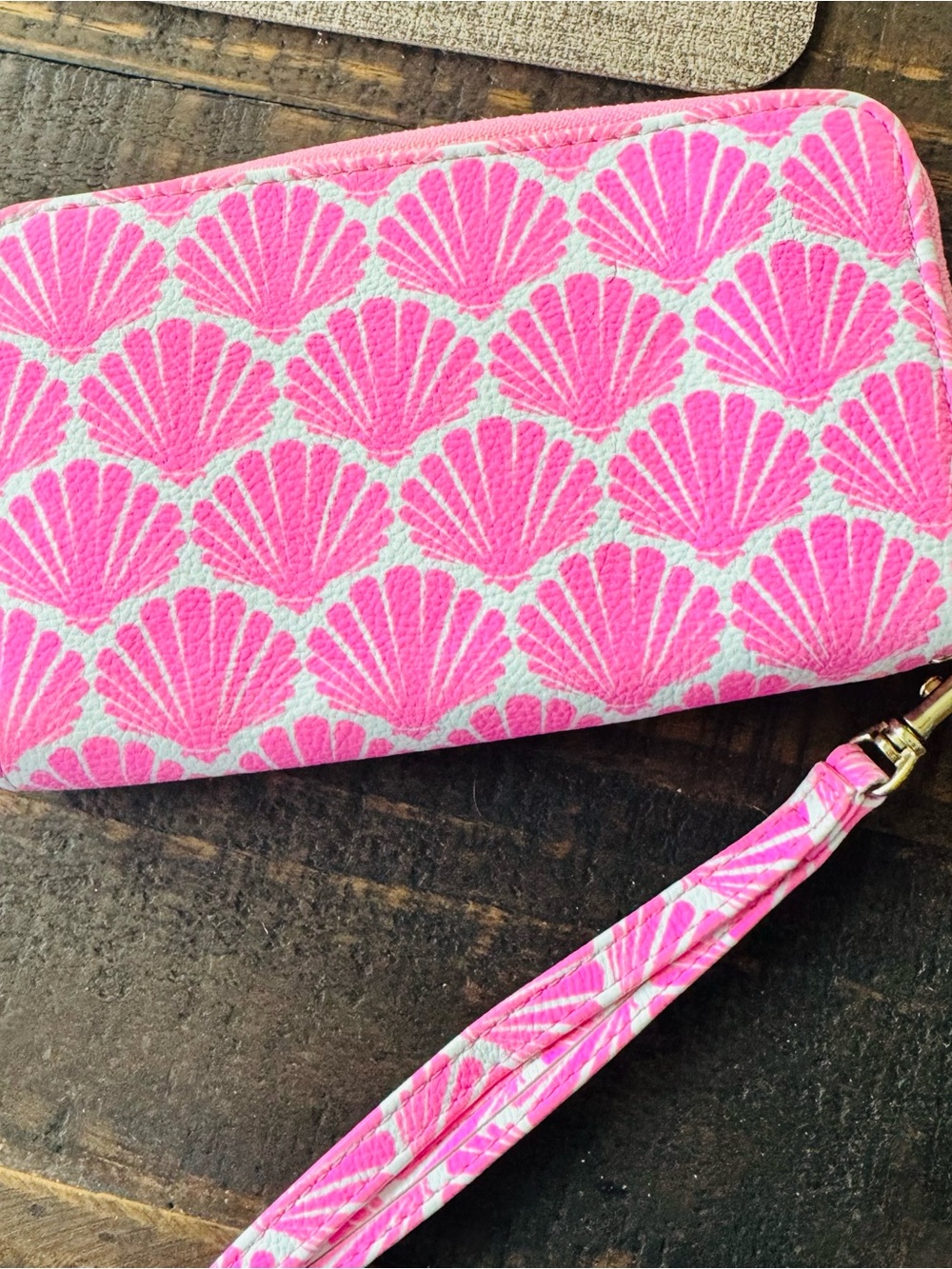 Pink Shell-Print Wristlet Wallet 🏝️ - Picture 2 of 5